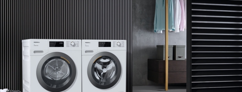 Wäschetrockner mit Waschmaschine in moderner Wohnung