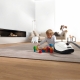 Staubsauger auf Teppich mit Kind